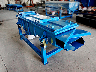 利用散粒物料與篩面的相對運(yùn)動(dòng)，使部分顆粒透過篩孔.